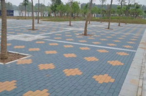 江西陶瓷透水磚不僅透水透氣干燥路面還防污耐磨