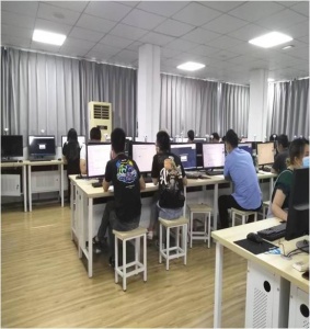 重慶的塔吊指揮工 工資多少錢一個月呢